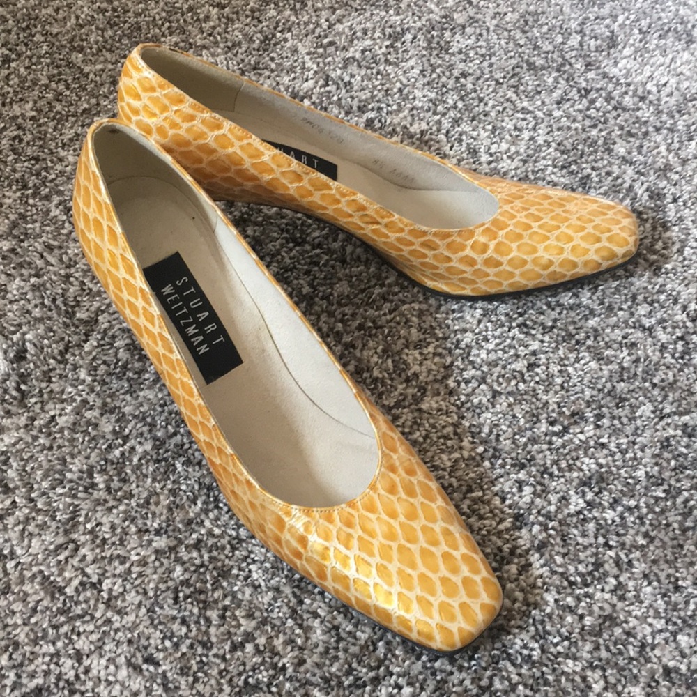 Stuart Weitzman Yellow snakeskin pattern pumps 7.5
